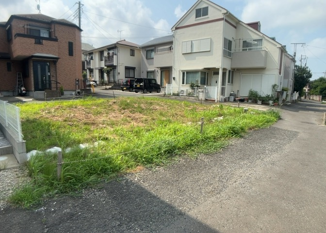 土地の前の道路に消火栓が設置されていることがあります。この場合、道路交通法第45条第1項により、駐車禁止の場所が指定されています。そのため、車庫などの駐車スペースをつくることができない場合があります。