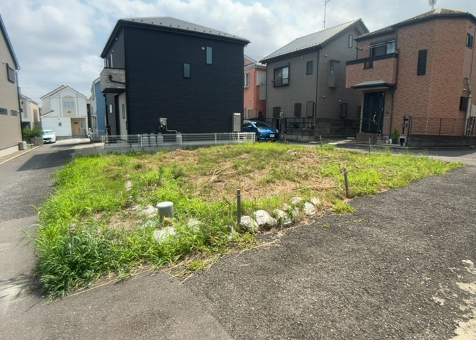 現地に行くなら、物件の周囲の地形がどうなっているかを見ることも大切です。周辺より低くなっている土地では、大雨などで水が集まりやすいため、地盤が弱くなっているということも考えられるため、注意が必要です。
