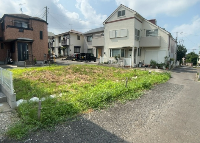 土地購入を検討されている場合、境界杭がない状態で購入してしまうと境界確定測量をする必要があり、費用がかかります。購入の前に、売主、隣土地所有者立ち合いのもと境界を確定し境界杭を設置するのがベストです。