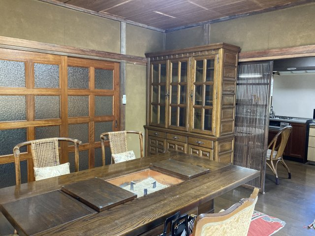 重厚な木のテーブルと囲炉裏が印象的な古民家風ダイニング。どこか懐かしさを感じる空間で、食事の時間も特別なひとときに変わります。建具や家具の統一感もあり、落ち着いた雰囲気が魅力。