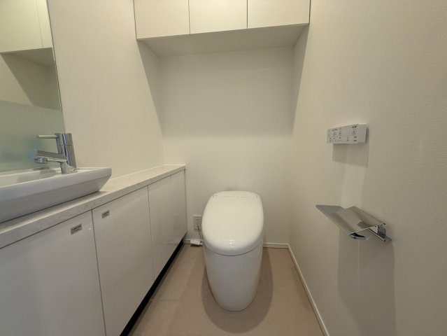 【トイレ】タンクレスで開放感があります！温水洗浄便座や収納などの機能も充実◎