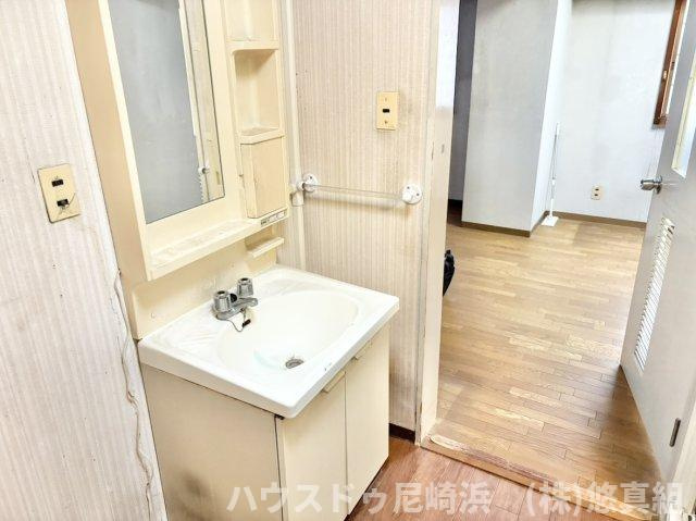 ■毎日の身支度を落ち着いて行え、収納も兼ね備えた独立洗面台♪室内に洗濯機置場ございます！