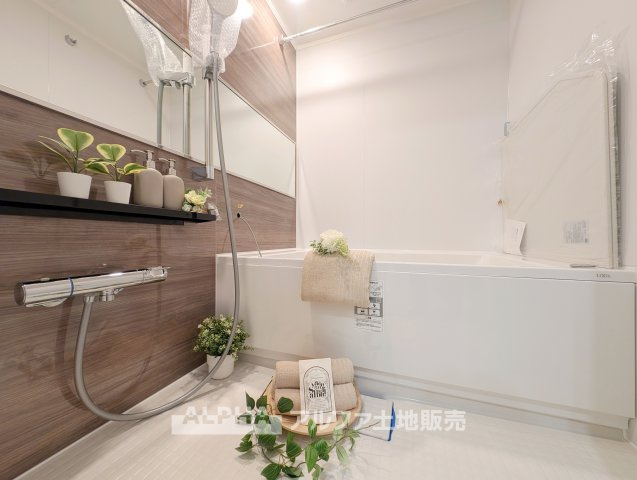 【Relaxing　Bath】◆快適なバスタイム◆新規交換されたユニットバスには追焚き機能と浴室換気乾燥暖房機を完備。毎日の入浴時間を心地よく過ごせます。
