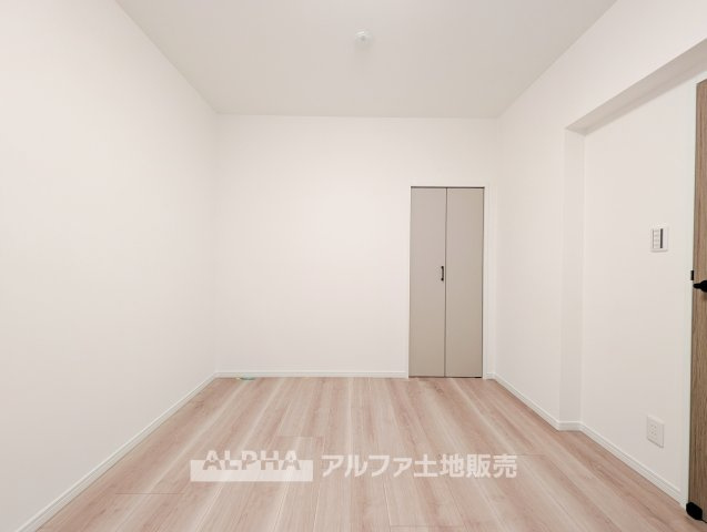 【Private　Room】◆自分らしく過ごす居室◆ベッドやデスクを配置して、落ち着いて過ごせるプライベート空間に。暮らし方に合わせて活用できます。