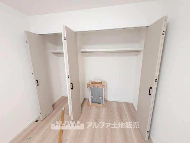 【Smart　Storage】◆全居室収納付き◆衣類や日用品を各部屋に整理できる収納スペース。生活用品をすっきりまとめ、室内を広く使いやすくします。