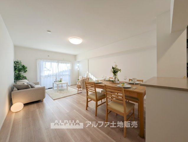 【Bright　Living】◆約18.5帖のLDK◆家族が自然と集まるリビング。広さを活かした家具のレイアウトで、自分たちらしい暮らしを楽しめます。