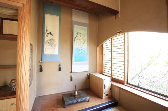 飾り柱や曲線美が美しい窓枠など、細部まで丁寧に造り込まれた空間。　掛け軸や生け花が映える床の間は、住む人の感性を豊かに彩ります。