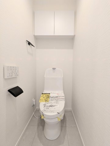 ～吊戸棚付きのトイレ写真～
