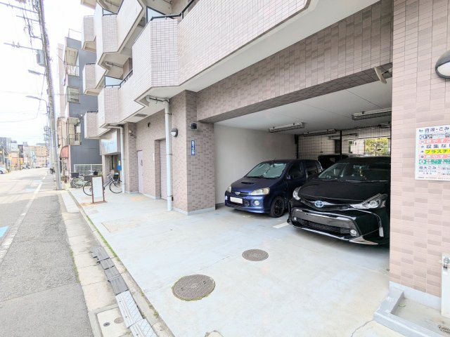 ～敷地内駐車場　写真～