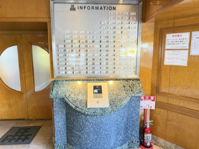 オートロック付きのエントランスで防犯面にも配慮されたマンションです。来訪者はインターホンで確認できるため、安心です。掲示板やインフォメーションスペースも整備されており、管理体制の良さがうかがえます。