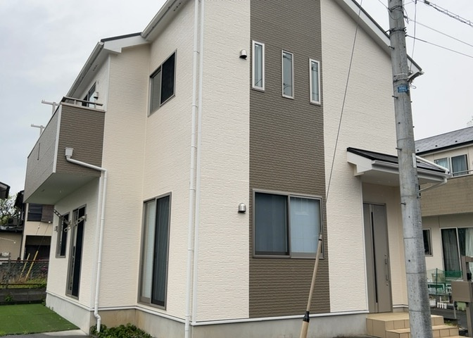 住宅用の土地では前面道路に2m以上接していなければならないと法律で定められています。しかし、お持ちの車のサイズやライフスタイルなどにより、2mでは利便が悪い場合もございますので、事前に確認しましょう。