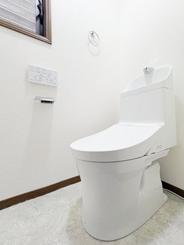 ◆清潔感のある白を基調とした落ち着ける空間。小窓をもうけていますので、こもりやすい空気の入れ替えも簡単に行えますね！