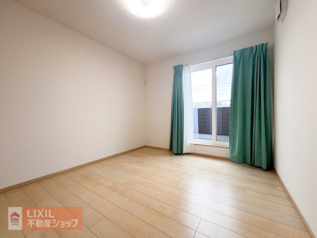 【寝室】光が差し込む心地のよいお部屋です