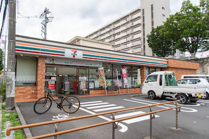 セブンイレブン多摩豊ヶ丘4丁目店まで徒歩8分