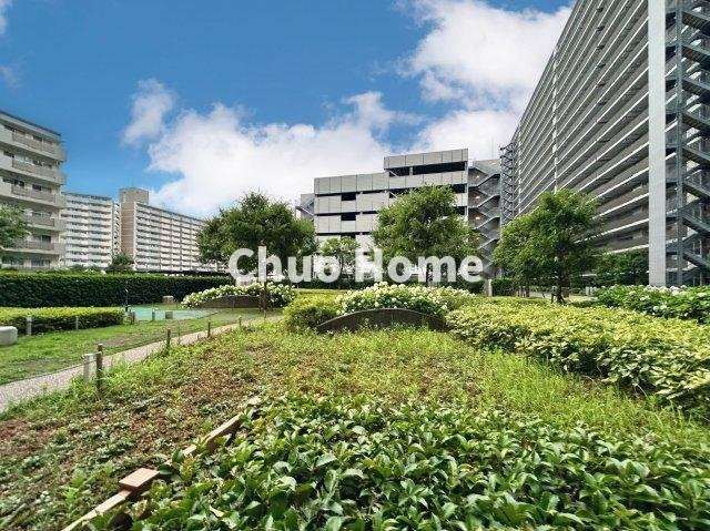 敷地内には緑が多く住環境良好です