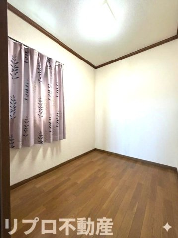 約2帖の納戸を備えており、収納にも便利です！　※CG加工により残置物を撤去したイメージ画像です。