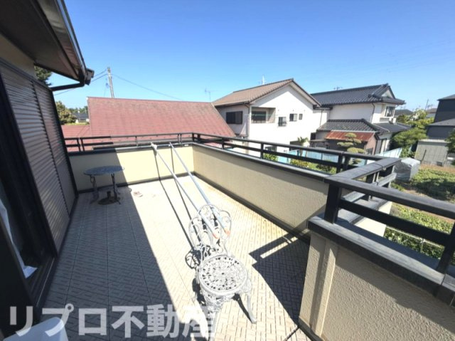広々としたバルコニーは、テーブルや椅子を置いてもゆとりのある空間！　BBQやおうち時間を楽しめそう！