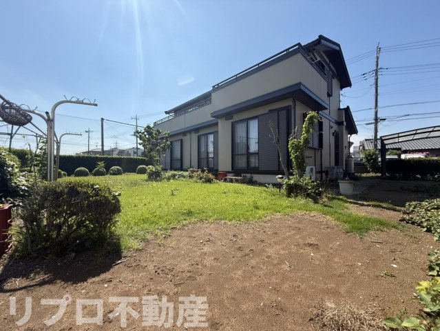陽当たりの良い広々としたお庭付き！　1階でも洗濯物を干すことができ、家事動線にも配慮された住まい！