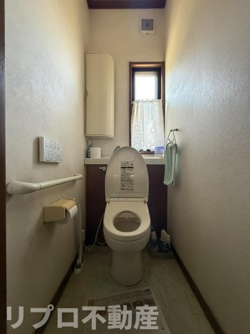 1階トイレは温水洗浄便座付き！　快適にご利用いただける設備が整っています！