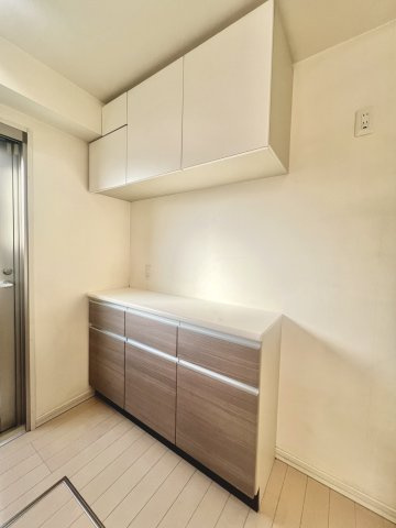 キッチンとセットのカップボード付き