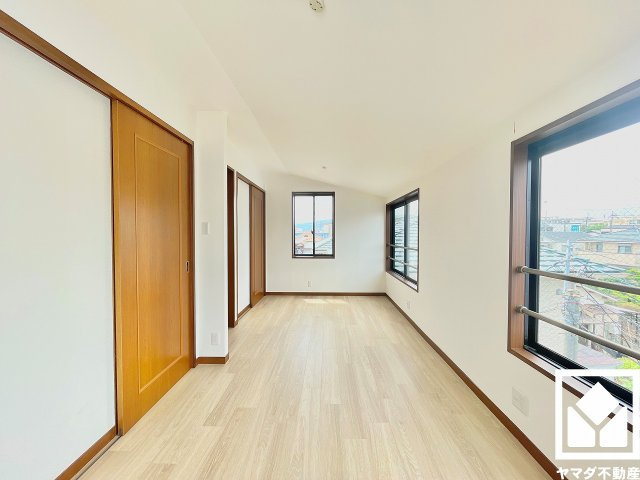 約8.5帖の3階洋室です。3面採光の大きな窓からは明るい光が降り注ぎます。柔らかな光が差し込むお部屋で、快適で落ち着いた生活をお送りいただけます。