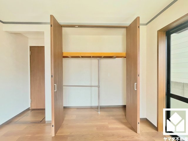 クローゼットは奥行きがあるので、収納力も申し分ありません。お洋服はもちろん、スーツケースなどの大物もしっかり収納できます。