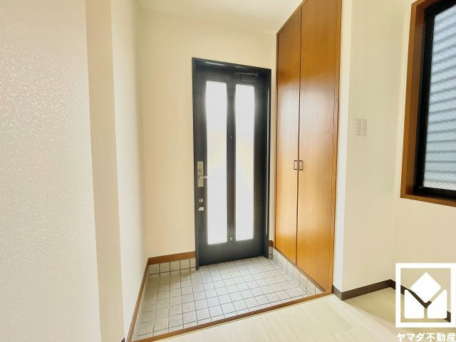 窓から光が差し込み、外出時にも帰宅時にも、明るい気持ちになれる玄関です。