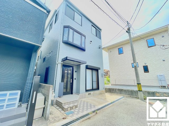 「業務スーパー富松店」まで徒歩4分、「ツルハドラッグ尼崎富松店」まで徒歩4分、「セブンイレブン尼崎富松町2丁目店」まで徒歩4分など、お買い物施設が徒歩5分圏内に複数あり便利な住環境です。