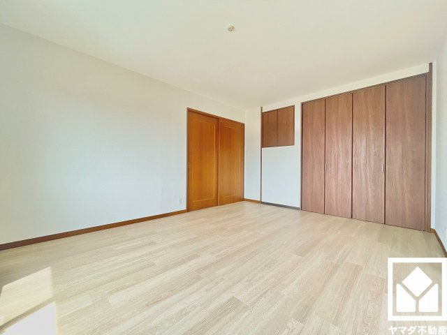 約9.6帖の3階洋室です。大きなクローゼット付きで整理整頓しやすいお部屋です。
