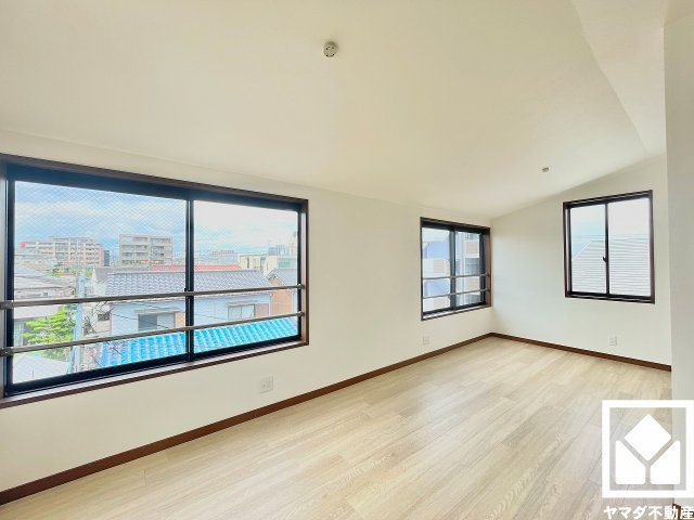 約8.5帖の3階洋室です。全居室に窓がございます。明るい陽光がたっぷり差し込む心地よい生活空間です。