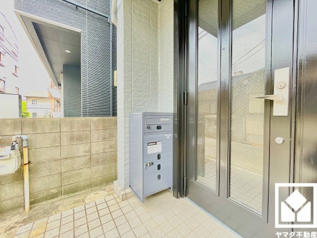 宅配ボックスも設置されています。留守中の荷物もスムーズに受け取れます。