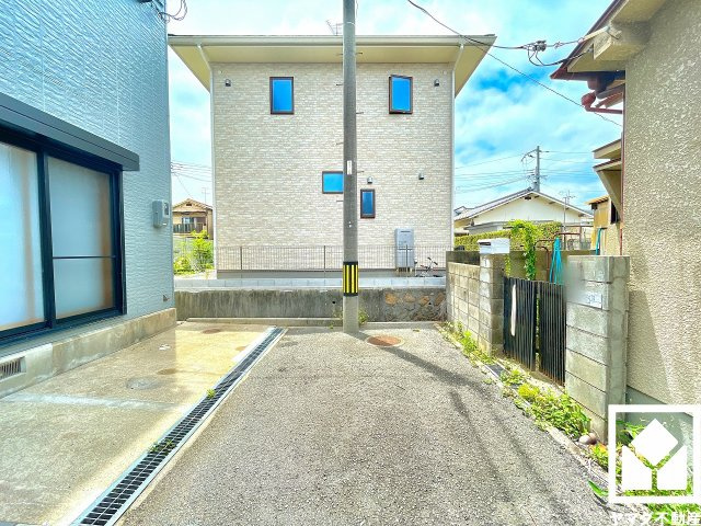 前道が通り抜けできない袋小路なので関係者以外の車通りが少なく、交通事故などのリスクを軽減できます。小さなお子様のいるご家庭でも安心感のある立地です。