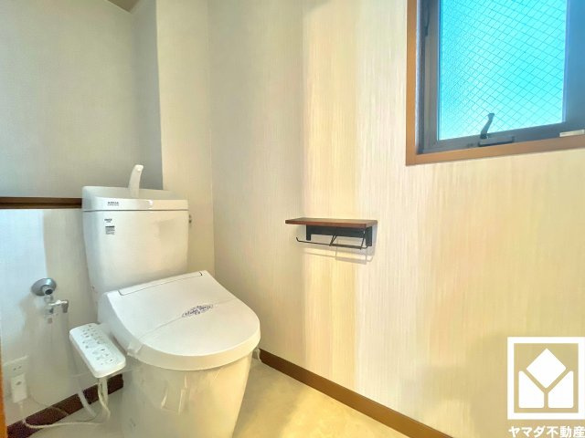 明るく清潔感溢れるトイレです。トイレが1階と2階にあるので、朝の忙しい時間帯も混雑を避けられます。2連トイレットペーパーホルダーなのでお取替えの手間が軽減できます。