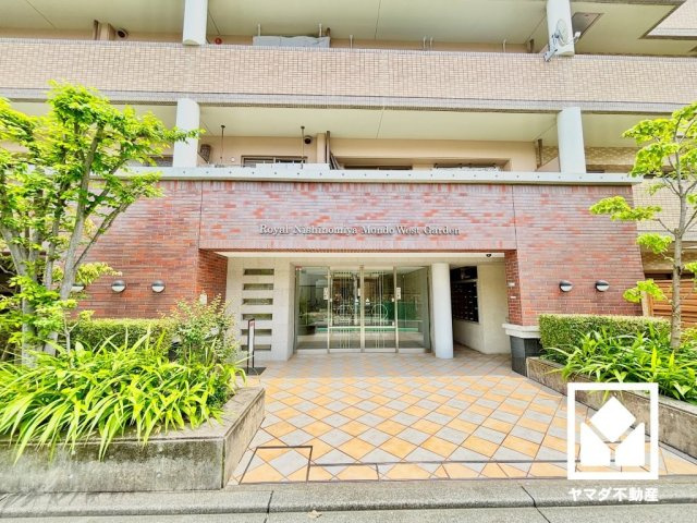 緑に囲まれたエントランスが、都会の喧騒を忘れさせる。自然と調和する、美しい迎賓空間。