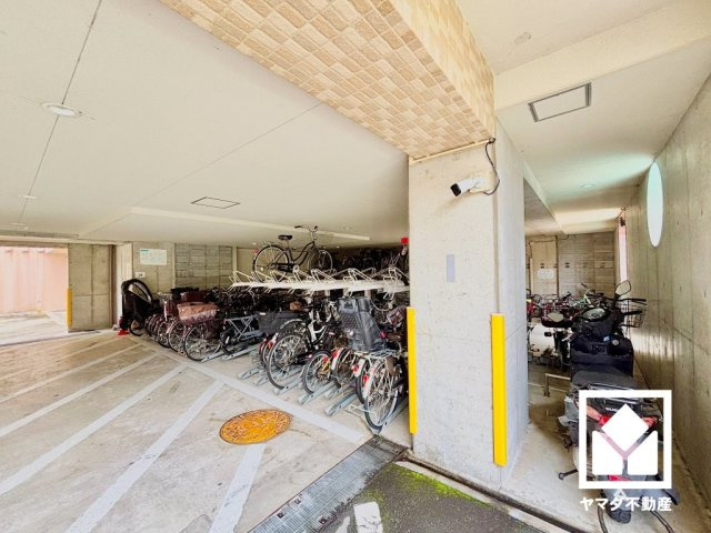サイクルラック付きの駐輪場を設置。スッキリ整理されて、自転車同士が接触・転倒しにくい設計です。屋根付きのバイク置き場もございます。