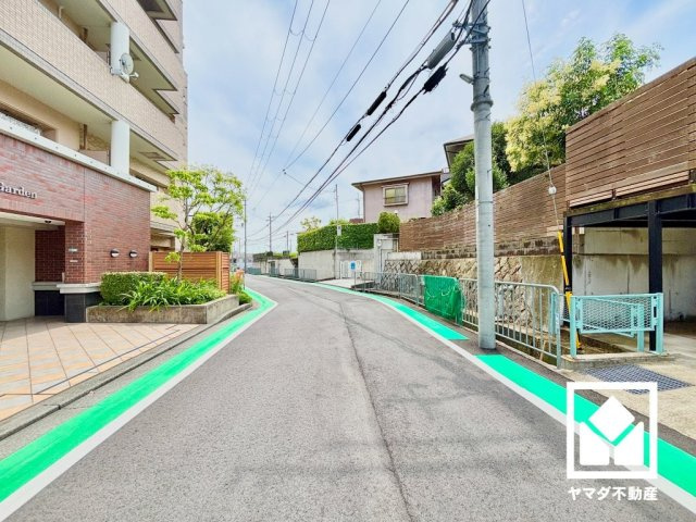 宅配ボックスも設置されています。留守中の荷物もスムーズに受け取れます。
