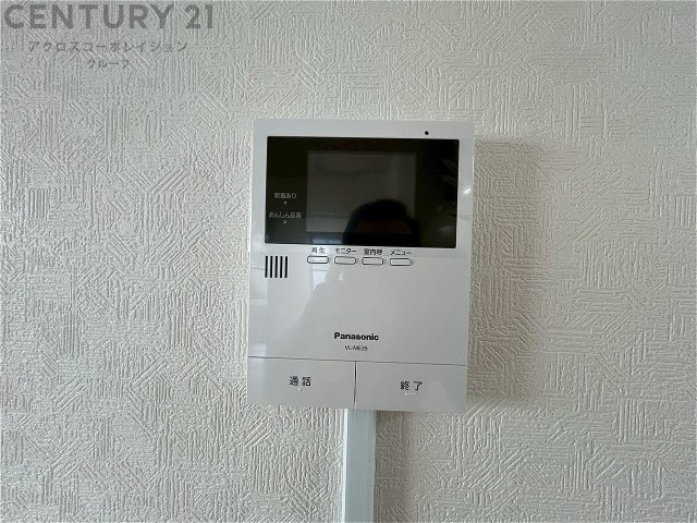訪問者が来たときにテレビ画面で確認できるため、安心してドアを開けられます。録画機能があるものもあり、留守中に来訪者を記録しておくことができます。利便性が高く、セキュリティ面でも安心です。　