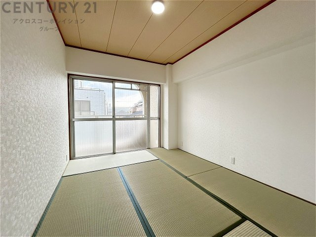 来客時の寝室や家事スペースなど、多目的に使える和室。畳ならではの柔らかさと調湿性で、季節を問わず快適に過ごせる便利な一部屋です。　