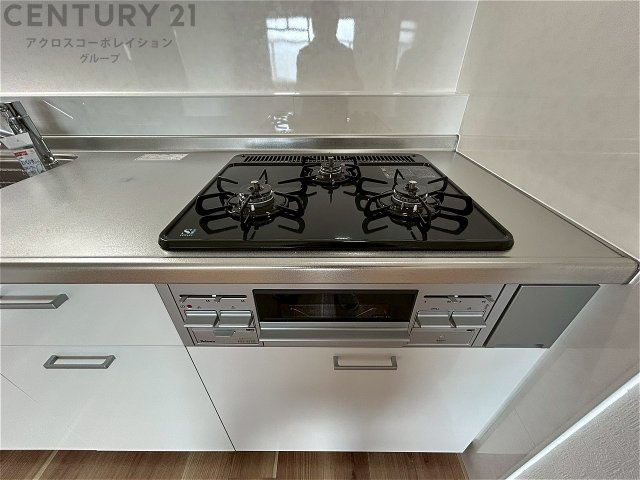 多数の調理器具を同時に使用でき、料理の効率化が可能。省エネで節約になり、様々な料理スタイルに適応できます。また、火力調整が独立しており、手入れや掃除もしやすく、今よりもっとお料理が楽しくなるかも。　