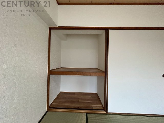 押入れは季節の衣類、寝具などを収納できます。伝統的な美しさと実用性が融合し、収納物を保護する調湿・換気効果があります。使い方によっては書類や小物なども効果的に整理でき空間を有効活用できます。　