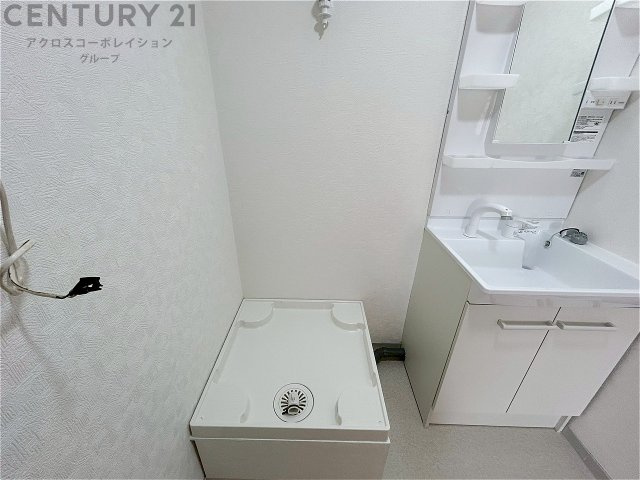 洗濯物の仕分け作業がしやすく、整理整頓が容易になります。洗濯音や湿気を他の部屋に持ち込まず、生活環境を快適に保ちます。上部を活用すれば収納スペースを確保でき洗剤や洗濯用品の整理もしやすくなります。　