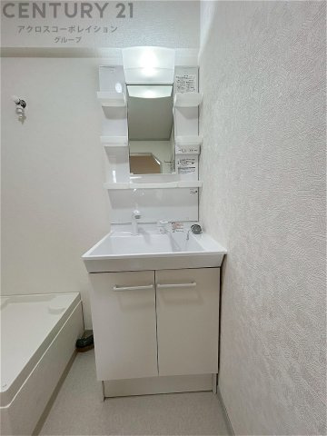 化粧品や洗顔料、歯ブラシなどの必需品をまとめて置ける収納スペースがあり、使用するたびに取り出す手間が省けます。また、水回りのため、濡れても大丈夫な素材が使用されており、お手入れが簡単です。　
