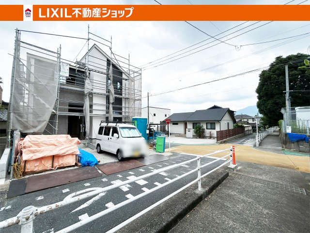 藤木小学校まで徒歩約1分と安心の通学距離！並列駐車3台可能で、子育て世代の方にもおすすめの物件です！