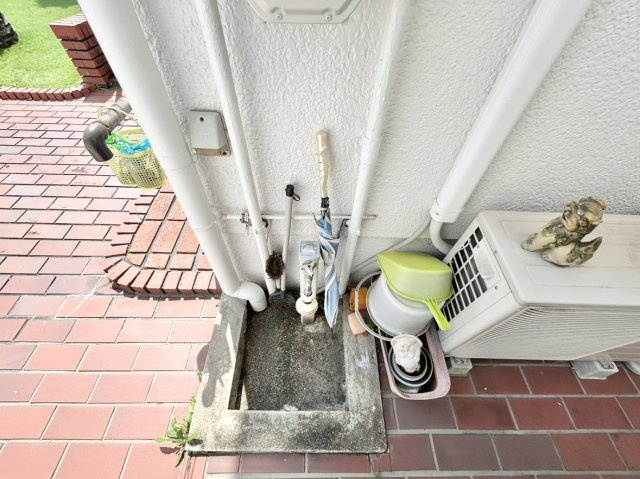 駐車場奥の水栓は、愛車の洗車や帰宅後の泥汚れ落としに便利！外回りの掃除やガーデニングにも大活躍。