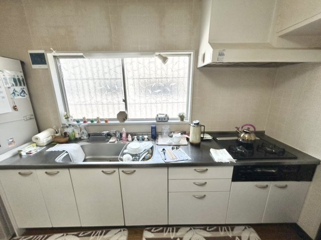 白を基調とした清潔感のある広いキッチンスペース。リビングと食事が分かれ、生活感の目隠しや省エネが叶います。