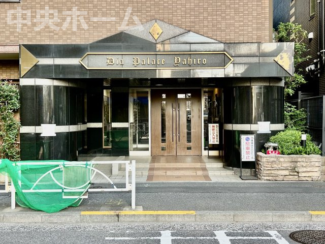 【エントランス】マンションのエントランスは、その物件の印象を決める、顔とも言える場所です。毎日通る場所ですからきれいなのが一番です。エントランス内はオートロックですので暮らしの安全も確保されています。