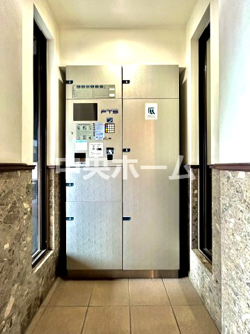 【宅配ボックス】在宅時・不在時に関わらず、居住者の代わりに非対面で宅配物を受け取ってくれる便利な設備です。わかりやすくご説明致しますので見学時にはお部屋だけではなく共用部分もぜひチェックしてください。