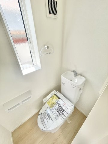 トイレに窓有り☆効率よく換気ができます！