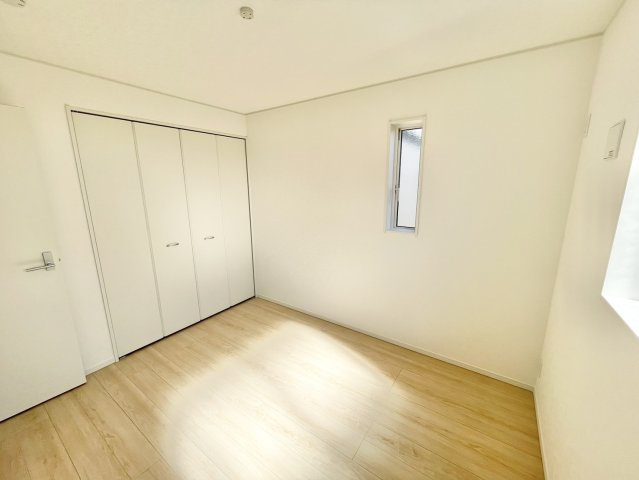 クローゼット付きの5.2帖の洋室☆