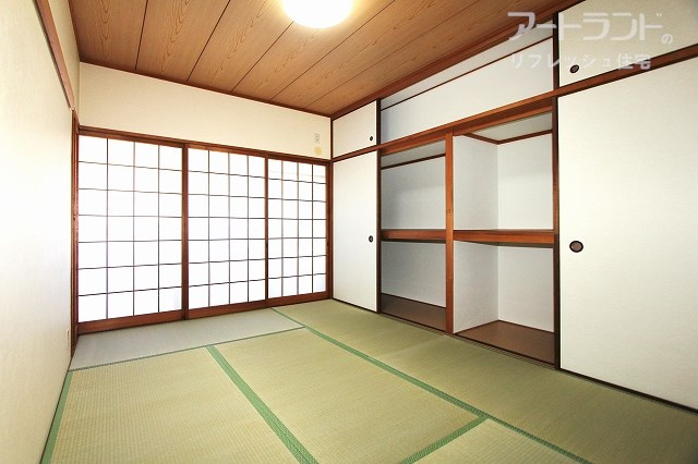 和室6帖。押入れは衣類、お布団などの収納場所にも困らないたっぷり収納♪　障子・襖張替え、畳表替え済。